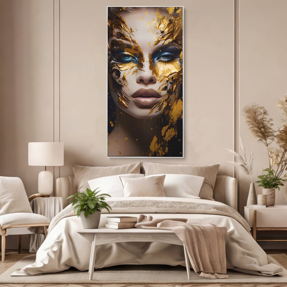 Tablou canvas cu tablou canvas cu portret de femeie si foita de aur, in rama de aluminiu argintiu, pe perete intr-un dormitor